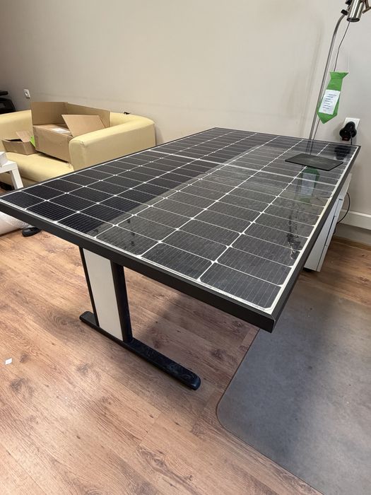 Biurko z panela fotowoltaicznego solidne i stabilne
