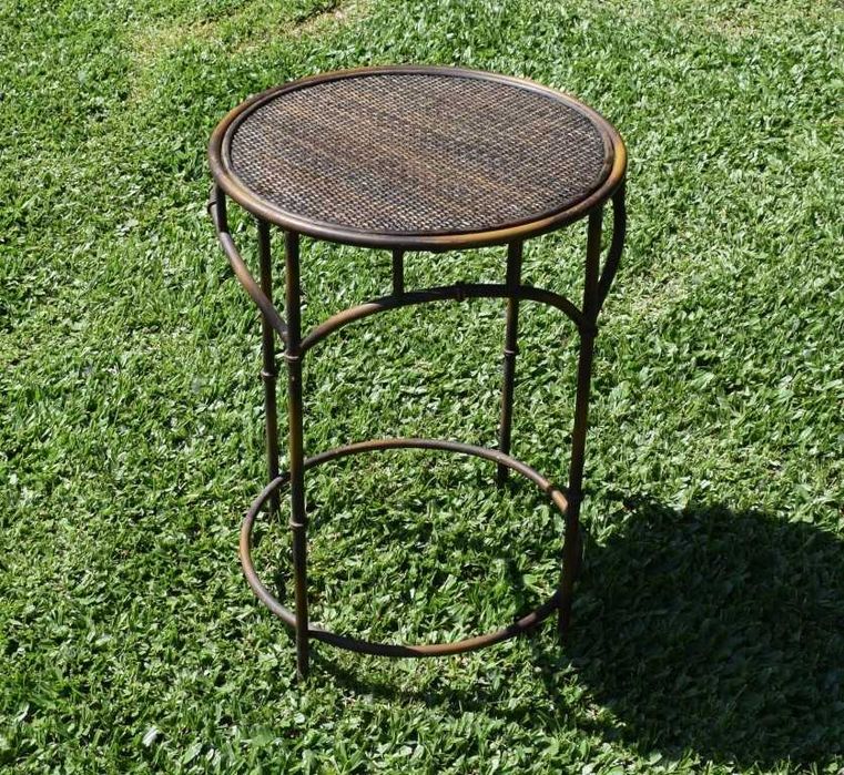 Mesa de apoio metálica e tampo em vime, feita na Tailândia
