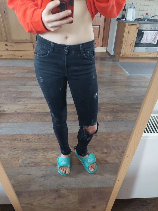 Spodnie jeansy z dziurą na kolanie Zara