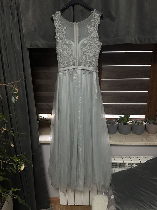 Sukienka srebrnoszara – tiulowa, z koronką