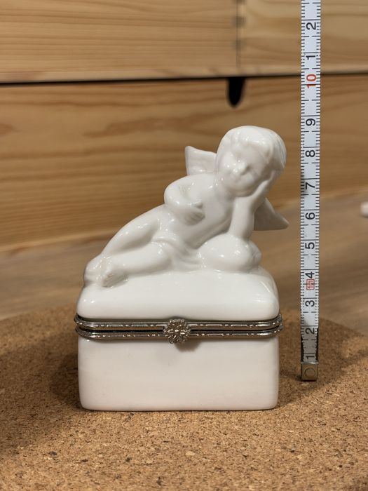 Ceramiczna porcelanowa szkatułka aniołek cherubin