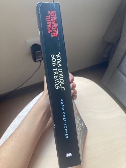 Livro "Nova Iorque sob trevas" da série da Netflix Stranger Things
