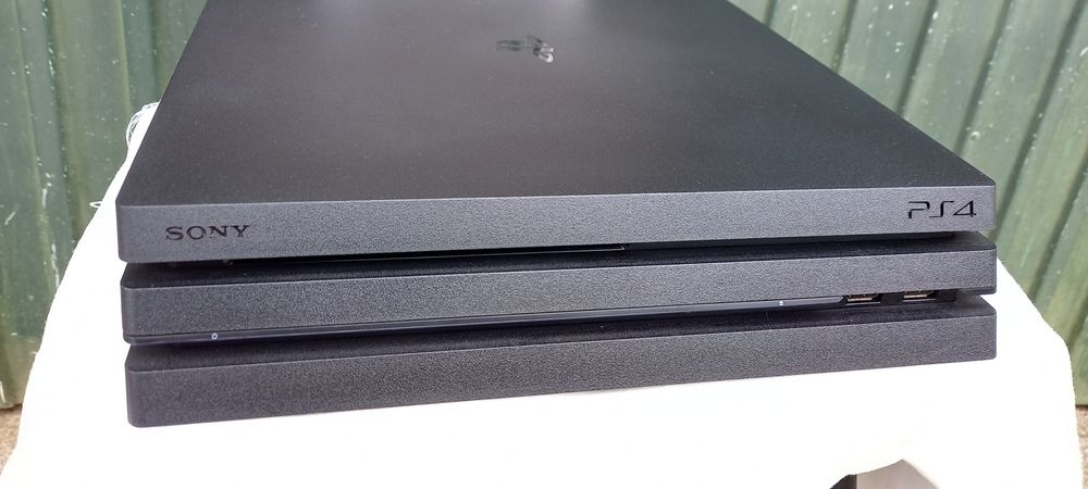 Playstation 4 pro como nova