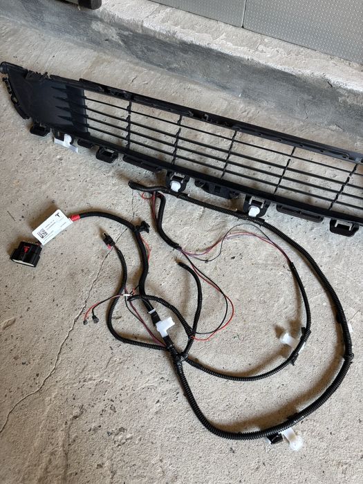 Решітка в передній бампер з проводкою Тесла Y 2024 рік США