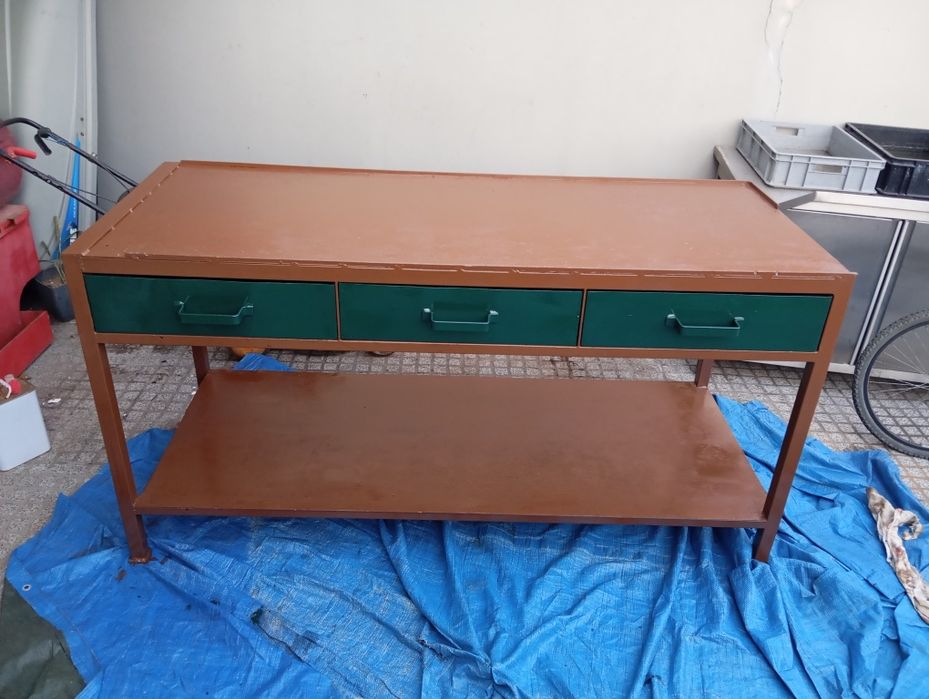 Mesa de trabalho em ferro .e pesada