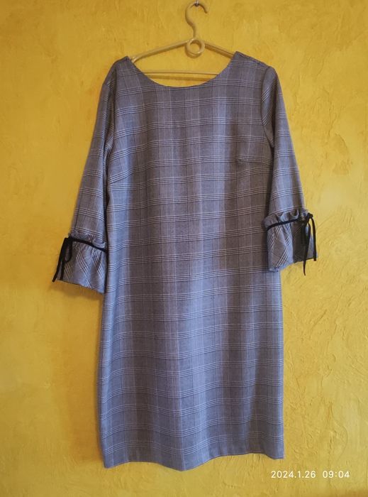 Sukienka w kratę, rękaw 3/4