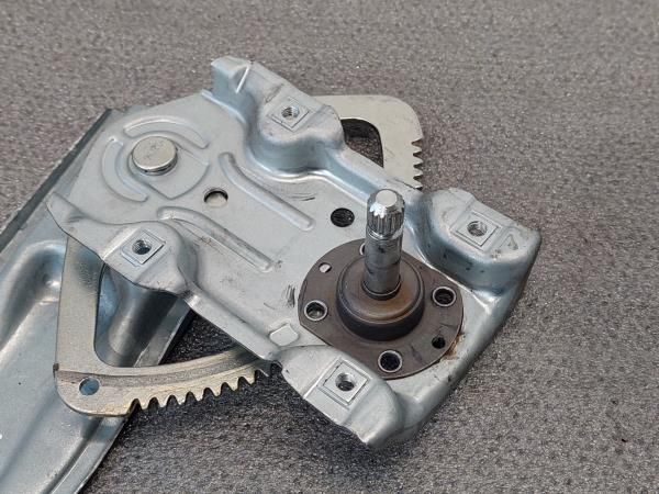 Elevador vidros trás esquerdo TOYOTA Yaris (_P13_)