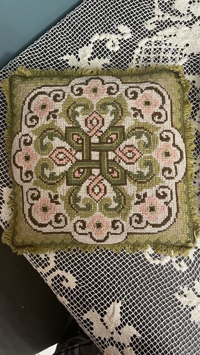 Dwie wyszywane poduszeczki