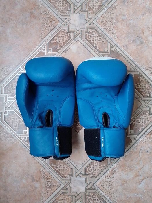 Боксёрские перчатки WOLF 12 OZ. Бокс боевые искусства. Бинты в подарок