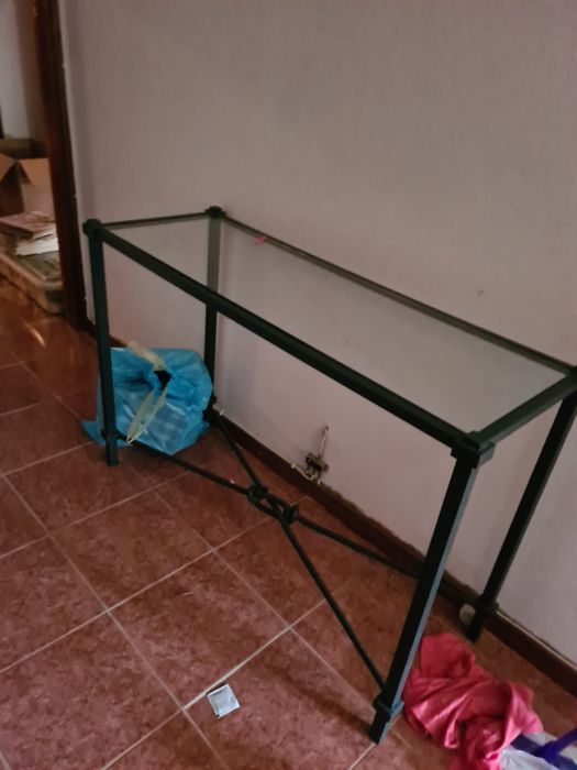 Mesa em vidro com estruta em ferro