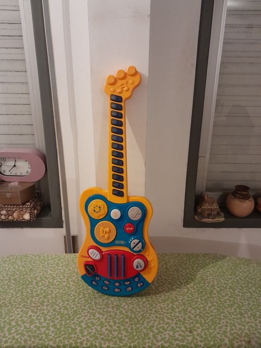 Vendo Guitarra RIK&ROK para Criança a pilhas muito bonita como nova