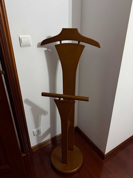 Cabide de pé em madeira