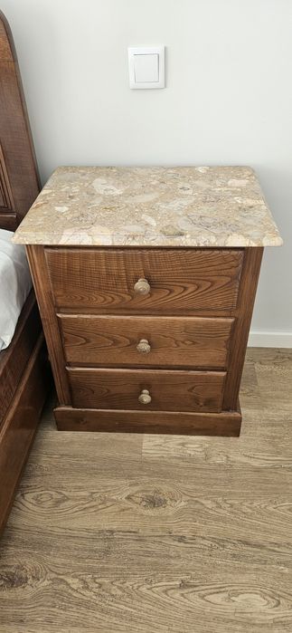 Cama de Casal em Madeira c/ 4 Gavetas + Mesa de Cabeceira