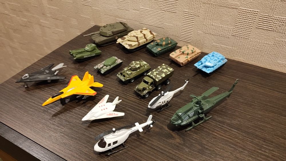 Набір іграшкової військової техніки: танки, гелікоптери, літаки