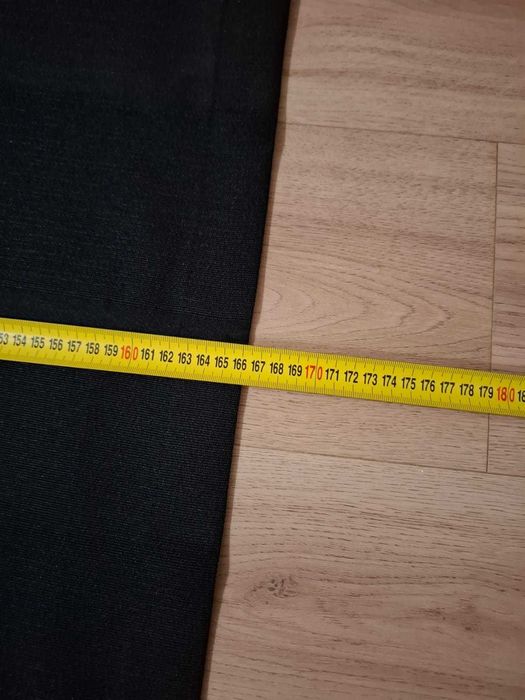 Roleta czarna na długa, idealna do zasłonięcia drzwi balkonowych