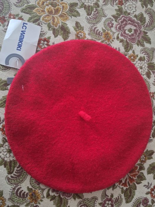 Wełniany czerwony beret