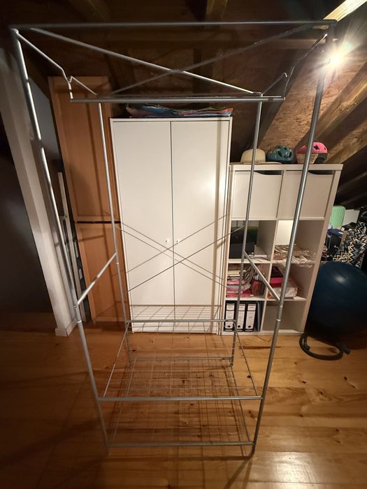 Roupeiro metálico com 2 prateleiras