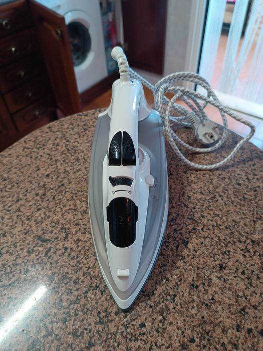 Ferro de Engomar Electronia 2200W Base Cerâmica