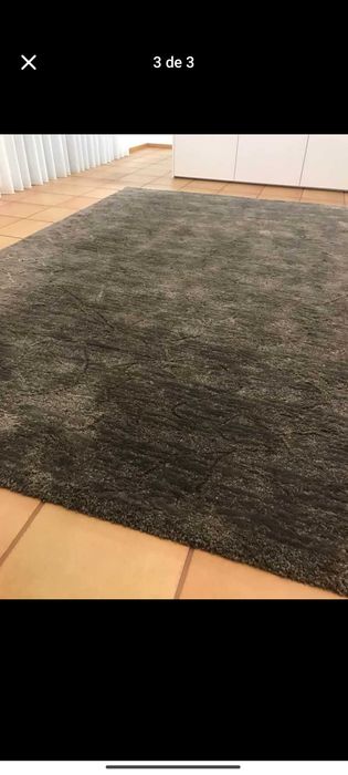 Carpete de sala castanha de pêlo curto