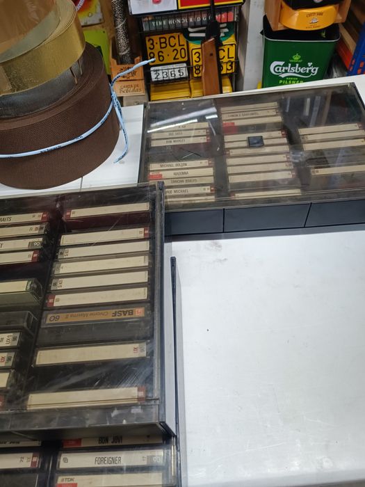 4 caixas com cassetes gravadas musicas varios artistas