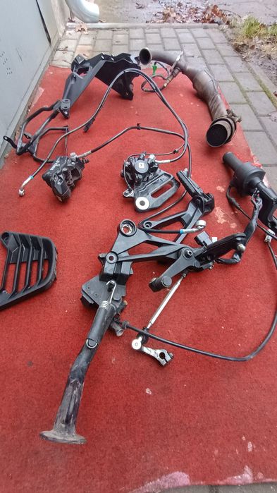 KTM DUKE RC 125 sety zaciski kolanko z katem