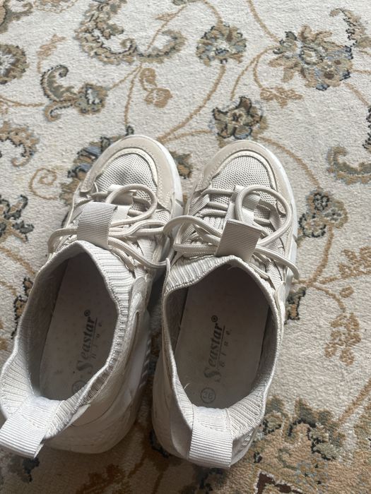 Кросівки жіночі стильні