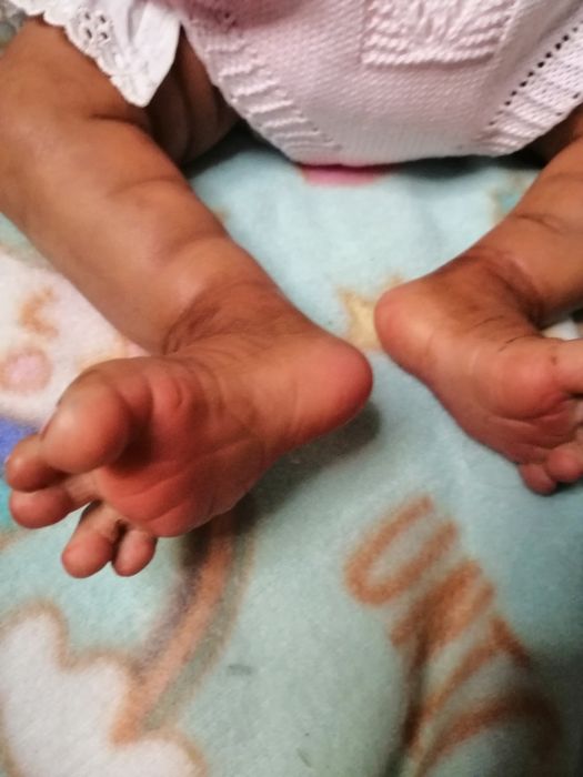 Linda bebé a espera de uma mamã