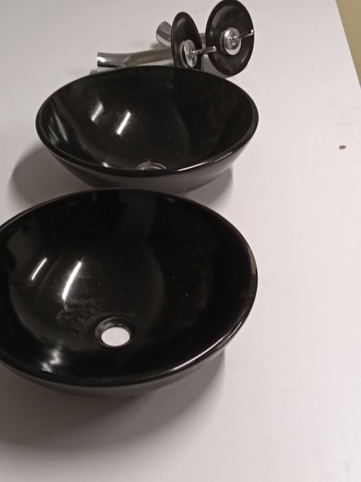 Umywalki nadblatowe wraz z bateriami.