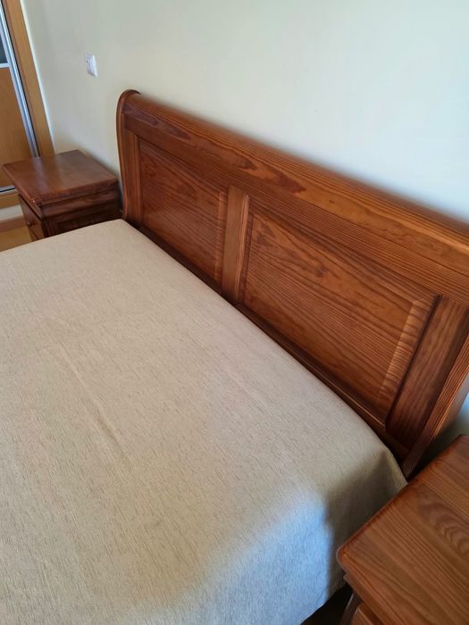 Cama e mesas cabeceiras e camiseiro