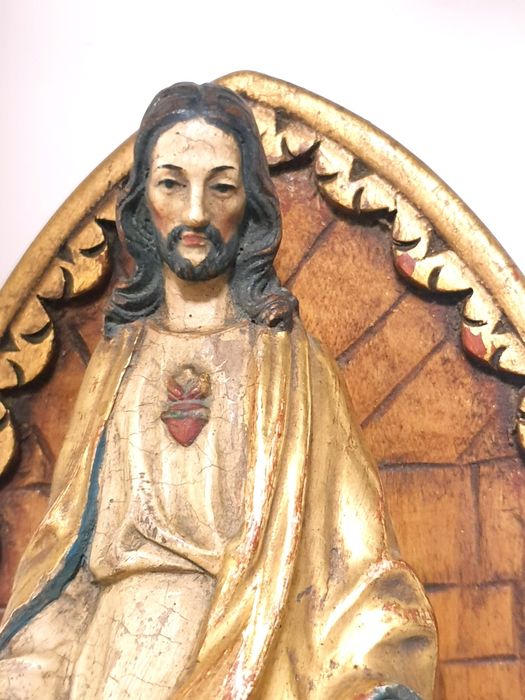 Lindo oratório de suspensão mural em talha policromada e dourada