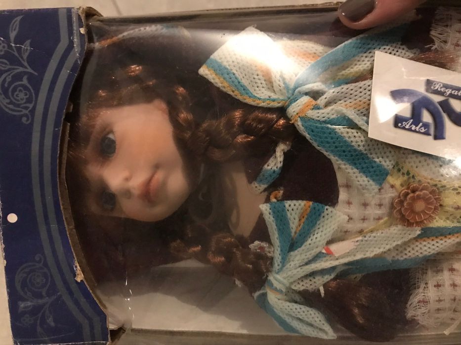 Boneca de porcelana nova lindissima