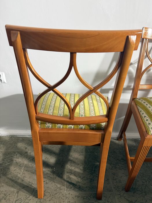 Komplet czterech krzeseł stan idealny .