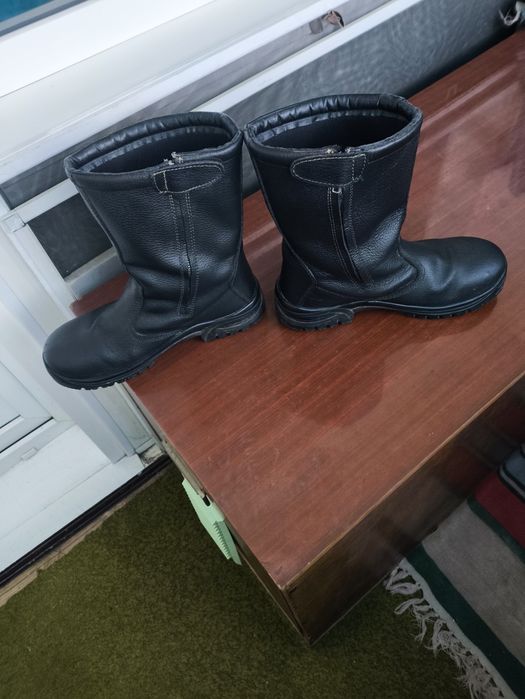 спецовочные сапоги,и сварочный костюм 1000гр новый