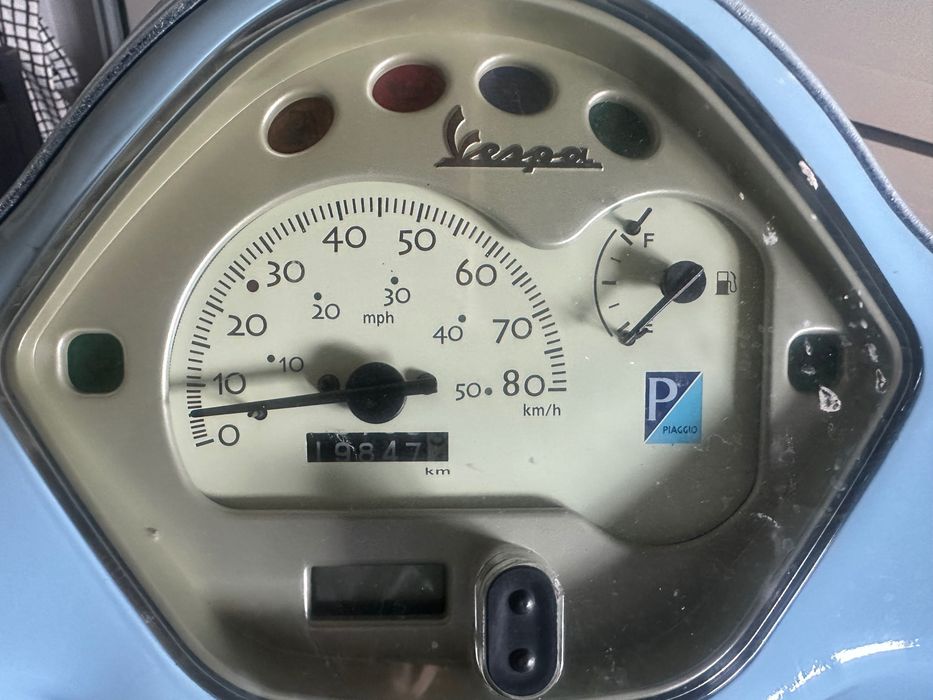 Vespa LX 50 Piaggio błękitna w stylu retro