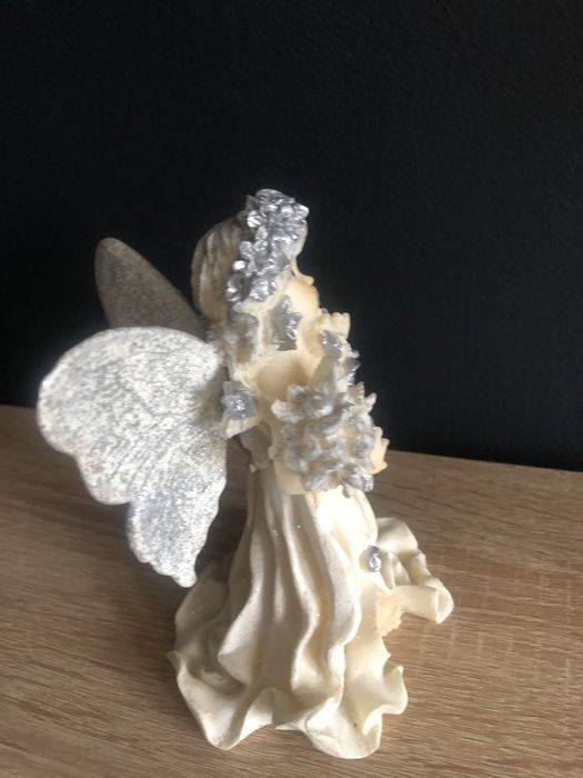 Figurka z żywicy Aniołek z różą i koszem kwiatów w ręku.