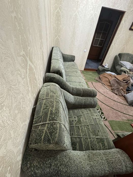 Продам диван з кріслами.