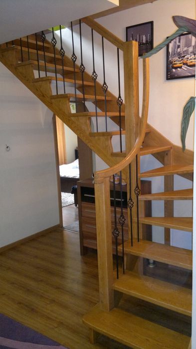 Schody samonośne drewniane.