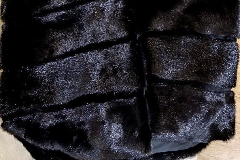 Шуба з хутра норка з великим капюшоном, Нова. Куплена в ОАЕ в січні 22