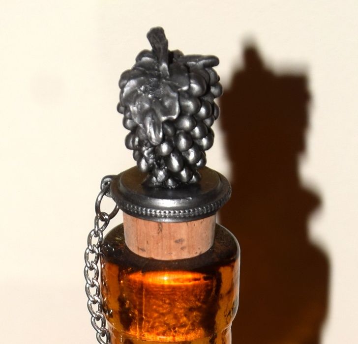 Garrafa decorativa em forma cacho de uvas - década 50