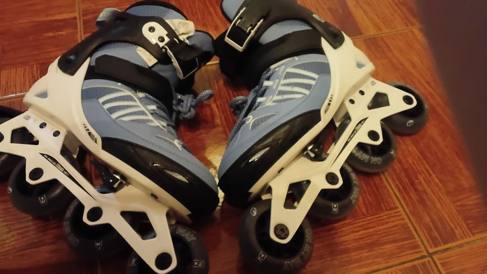 Patins em linha azuis
