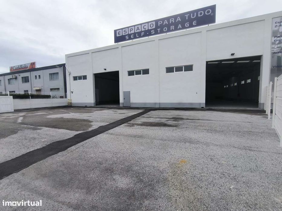 Armazém de 1160m2 na Rua do Laboratorio no MONTIJO