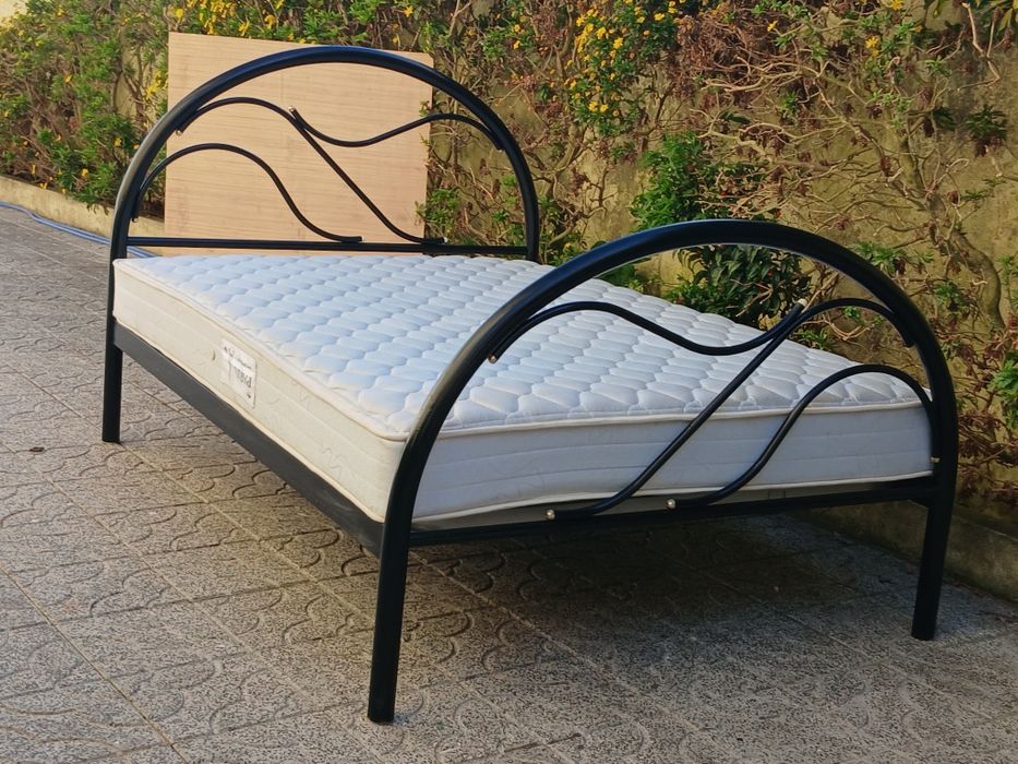 Vendo CAMA de CASAL com estrado e COLCHÃO como nova. Possibilidade de entrega