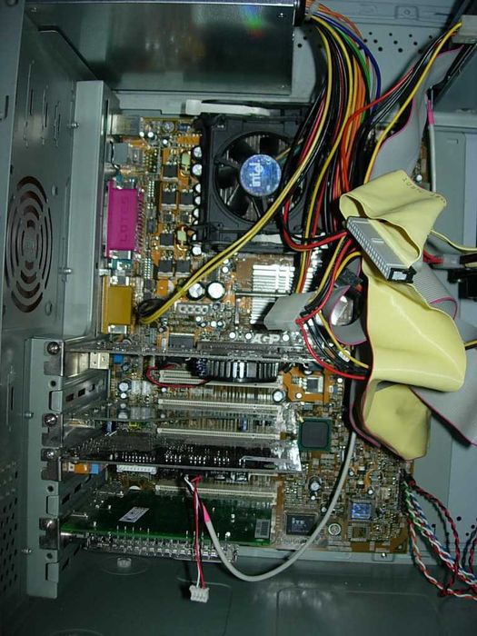 Стационарный компьютер 2000-х годов