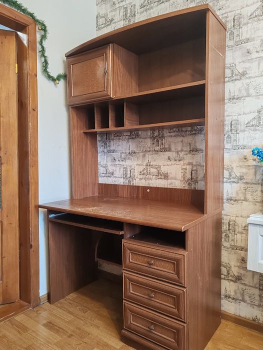 Комп'ютерний стіл зі стільницею