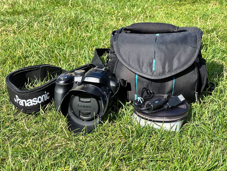 Panasonic Lumix FZ200 z akcesoriami