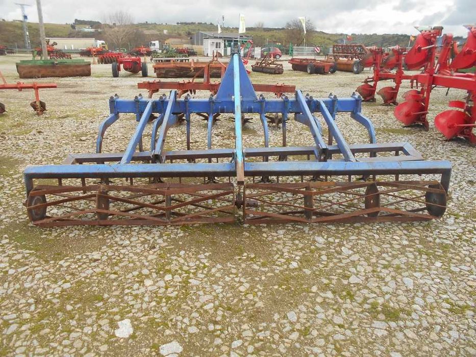 Cultivador de 11 dentes com grade e rol