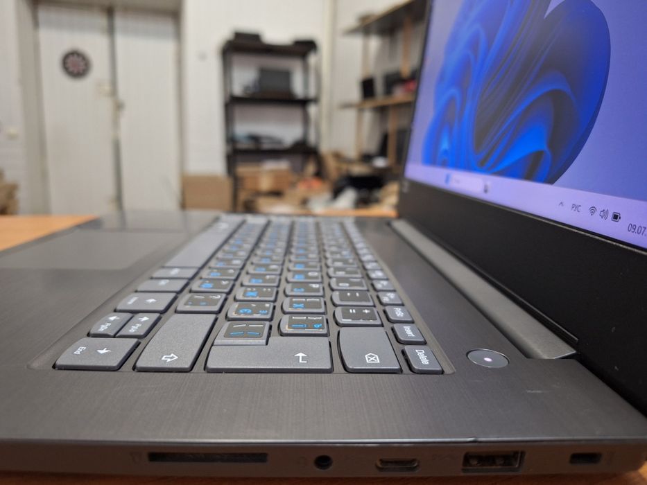 Lenovo V330-14IKB i5-8250U DDR4 8Gb SSD 256Gb Full HD IPS