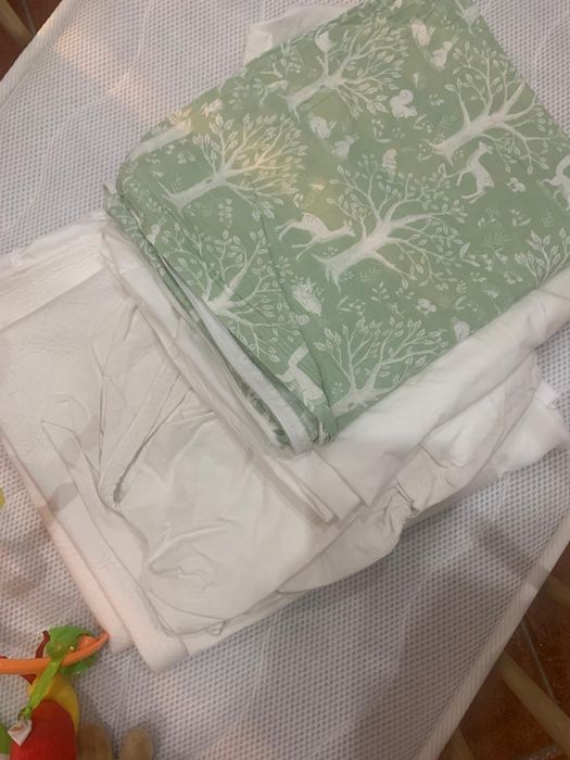 Berço de madeira completo + colchão + roupa de cama + móbil Chicco