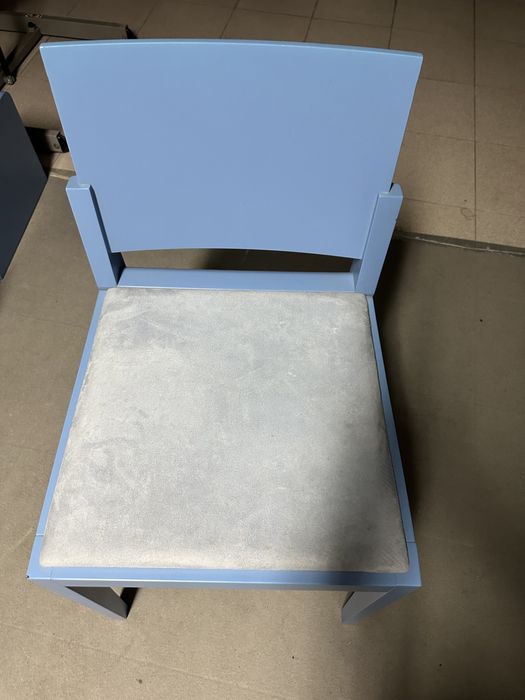 Cadeira e cubo de arrumação