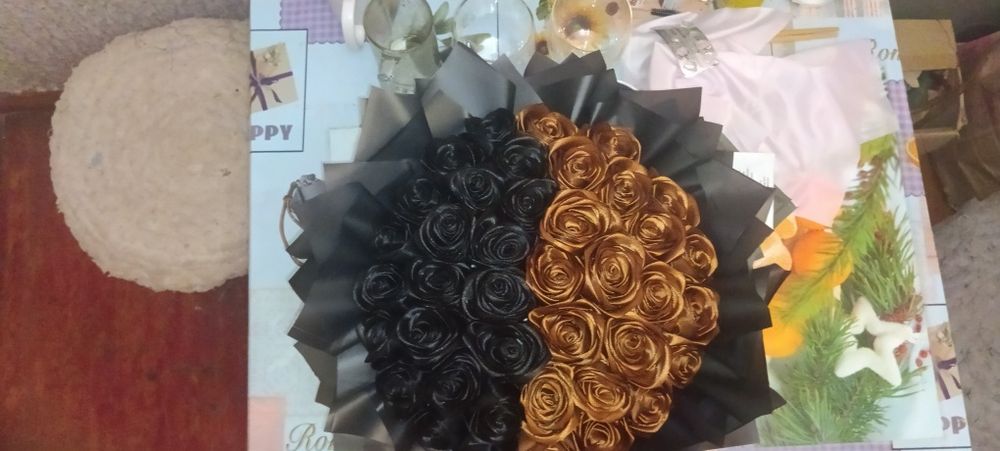 Букети з атласних троянд